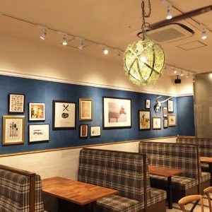 京都駅近くにある肉カフェ「NICK STOCK イオンモールKYOTO店」の店内ソファー席画像