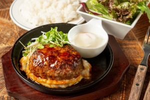 京都駅近くにある肉カフェ「NICK STOCK イオンモールKYOTO店」で提供する『温玉照り焼きハンバーグランチ』のイメージ画像
