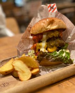 京都駅近くにある肉カフェ「NICK STOCK イオンモールKYOTO店」で提供する『ハンバーガー』のイメージ画像