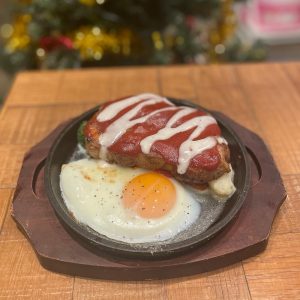 京都駅近くにある肉カフェ「NICK STOCK イオンモールKYOTO店」で提供するハンバーグ＆目玉焼きのイメージ画像