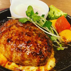 京都駅近くにある肉カフェ「NICK STOCK イオンモールKYOTO店」で提供する『温玉照り焼きハンバーグ』のイメージ画像