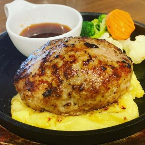 京都駅近くにある肉カフェ「NICK STOCK イオンモールKYOTO店」で提供する『ハンバーグ』のイメージ画像