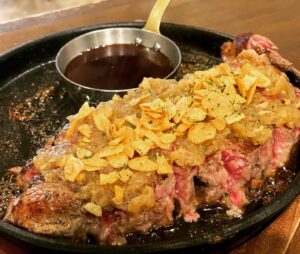 京都駅近くにある肉カフェ「NICK STOCK イオンモールKYOTO店」で提供する『サーロインガーリックステーキ300g』のイメージ画像