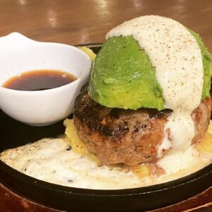 京都駅近くにある肉カフェ「NICK STOCK イオンモールKYOTO店」で提供する『アボカドチーズハンバーグ』の写真
