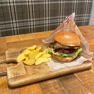 京都駅近くにある肉カフェ「NICK STOCK イオンモールKYOTO店」で提供している『照り焼きエッグバーガー』の写真