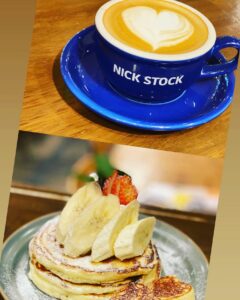 京都駅近くにある肉カフェ「NICK STOCK イオンモールKYOTO店」にて提供しているメープルバナナパンケーキ＆ホットカフェラテの写真
