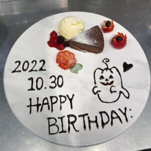 京都駅近くにある肉が旨いカフェ[NICK STOCK イオンモールKYOTO店]にて提供する記念日・誕生日におすすめのアニバーサリープレートのイメージ写真