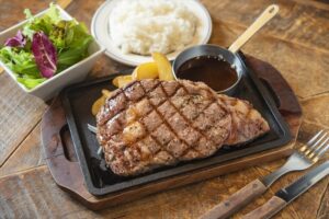 京都駅近くにある肉が旨いカフェ[NICK STOCK イオンモールKYOTO店]にて提供するリブロースステーキのイメージ写真